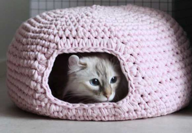 Вязаный кокон для кота