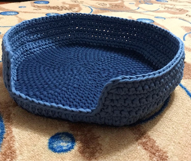 Вязаный лежак для кошки