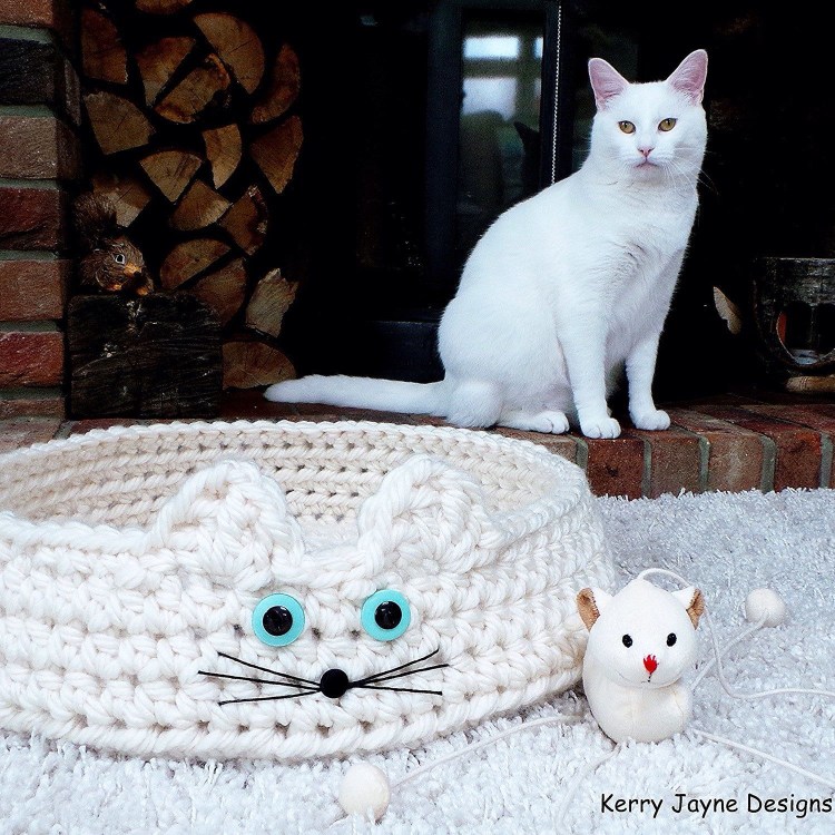 Лежанка для котика связанный крючком