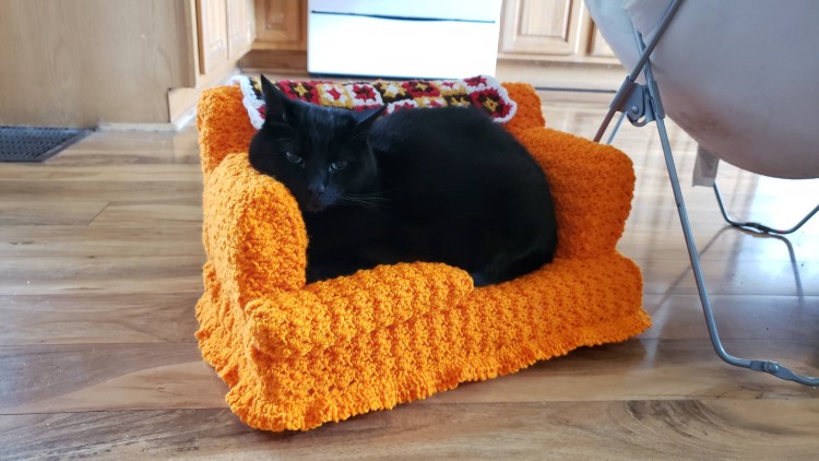 Вязаный диван для кошек