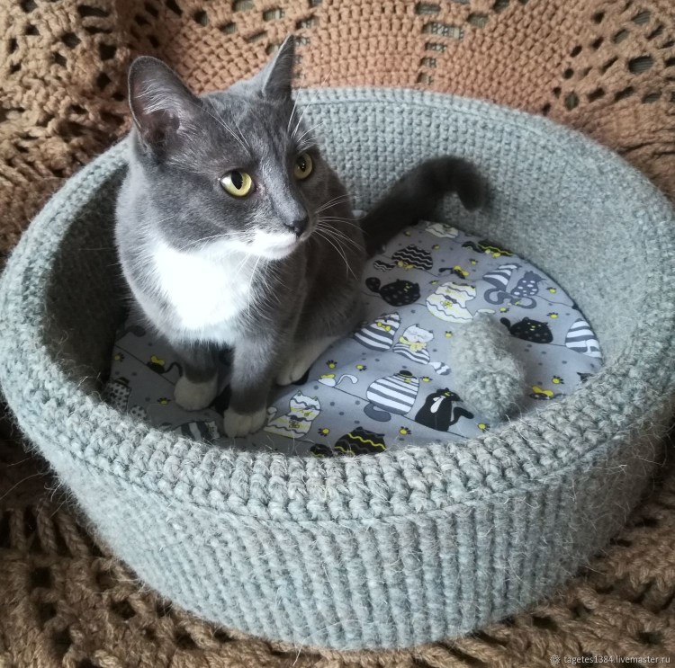 Вязаная лежанка для кошки