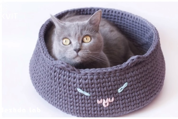 Лежанка для кошки из трикотажной пряжи