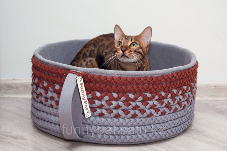 Вязаный лежак для кошки