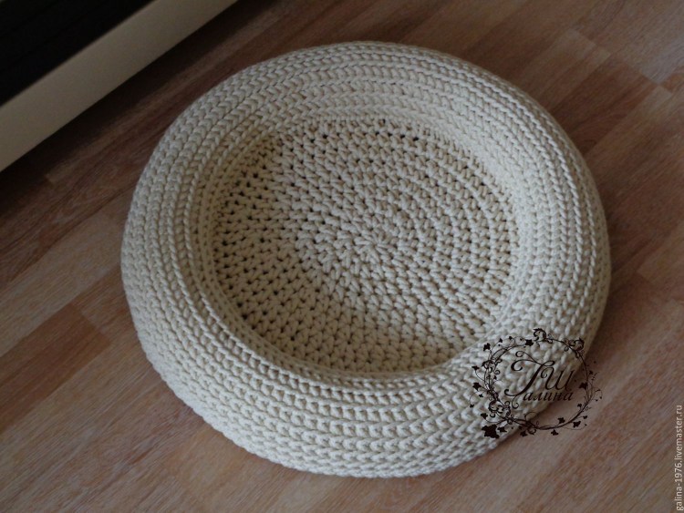 Вязаная лежанка для кошки