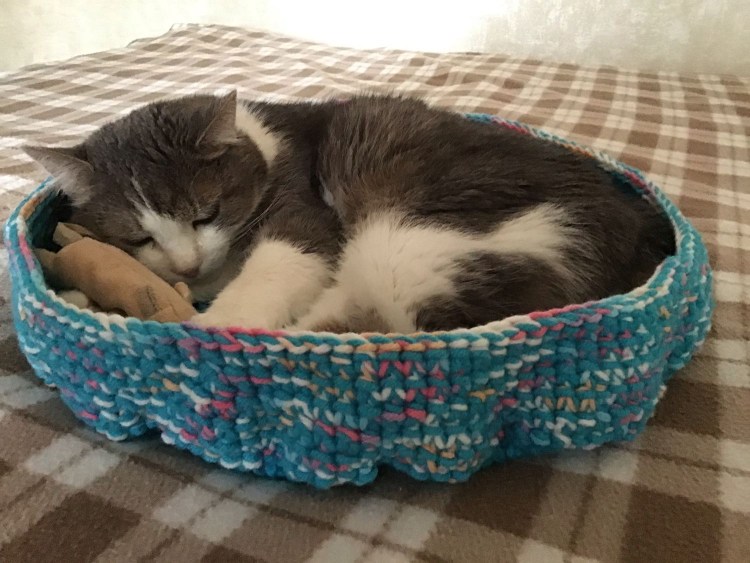 Вязаная лежанка для кошки