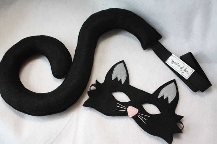 Маска и хвост кота