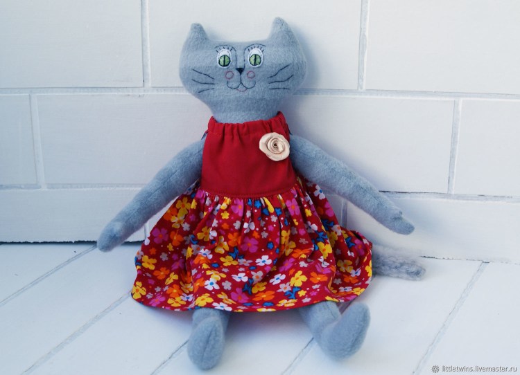 Черная кошка в платье