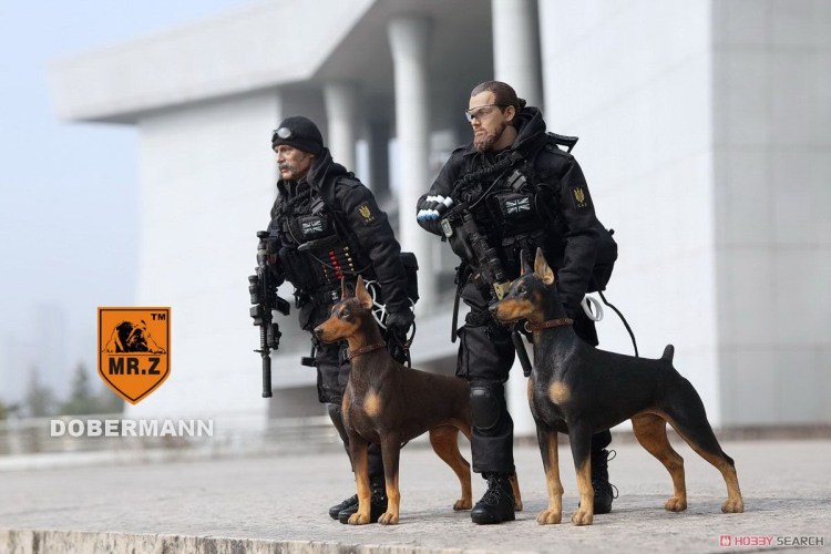 Кинолог с доберманом