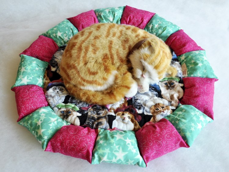 Лежанка для кошки пэчворк