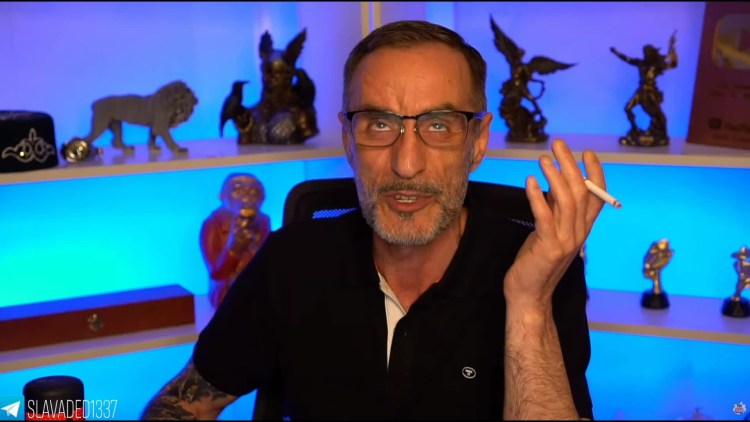 Мопс в рубашке