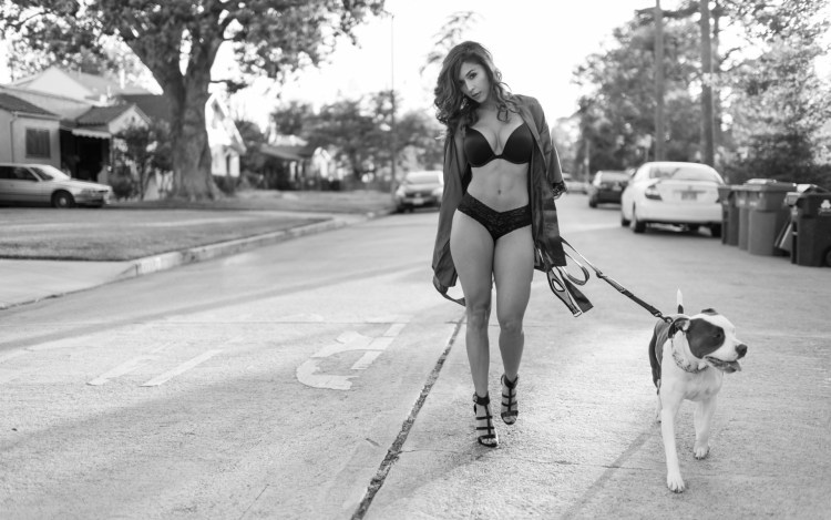 Девушка на поводке