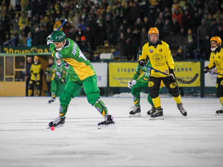 Рыжий кот в наушниках