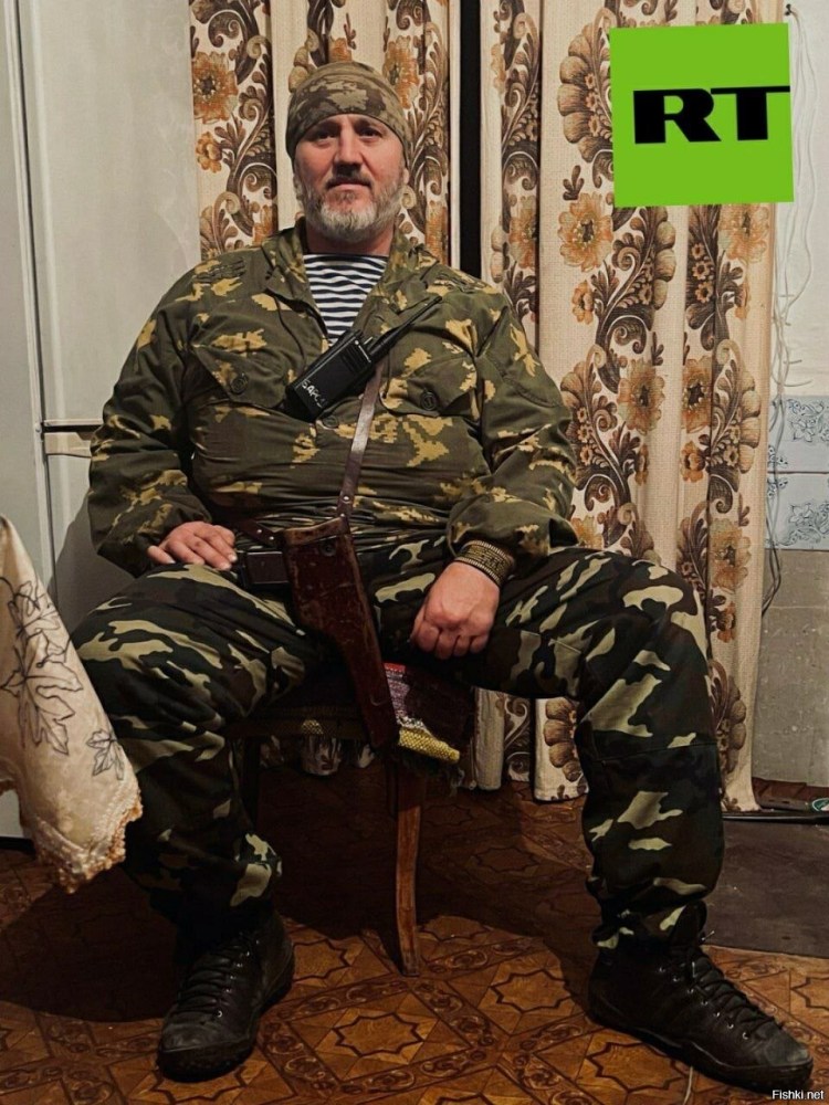 Кот в наушниках Мем