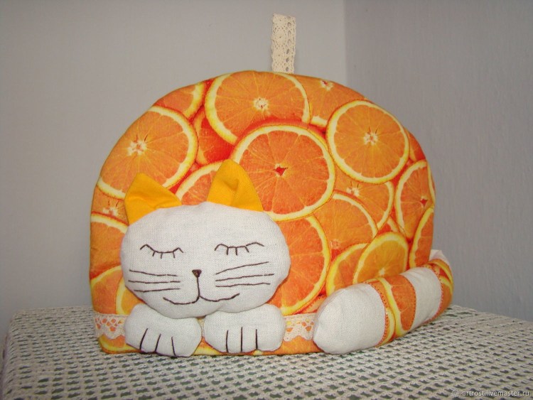 Кошка и мандарины