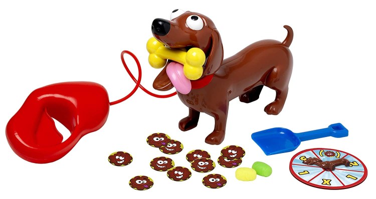 Собака какает