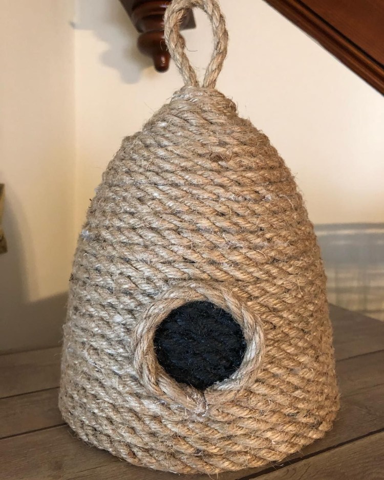 Лежанка для кошки из джута крючком