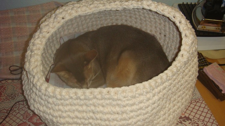 Вязать крючком корзинку дом для кошки