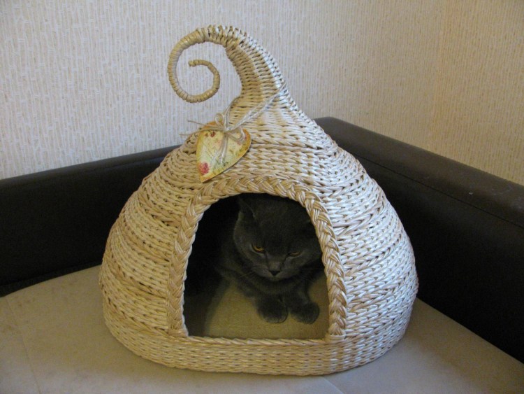 Вязаная лежанка для кошки