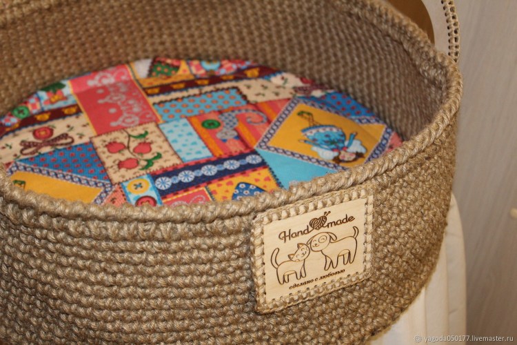 Вязаная лежанка для кошки