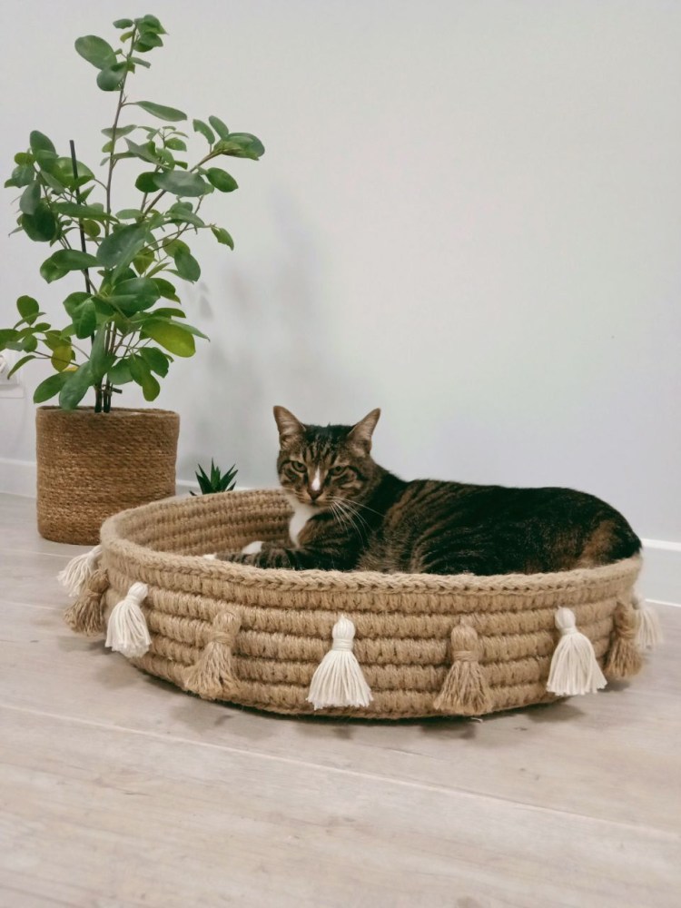 Связанный домик для кошки