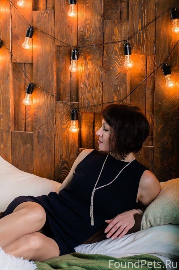 Девушка с котом за пазухой