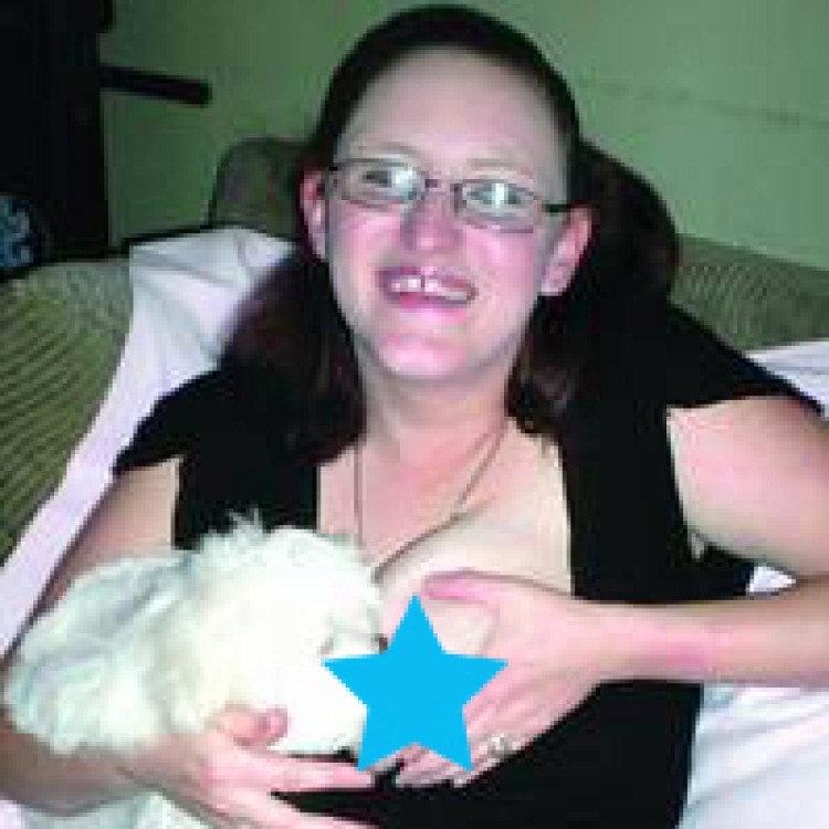 Кормление щенка грудью