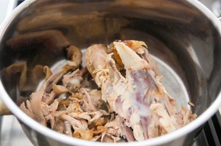 Обглоданная куриная косточка