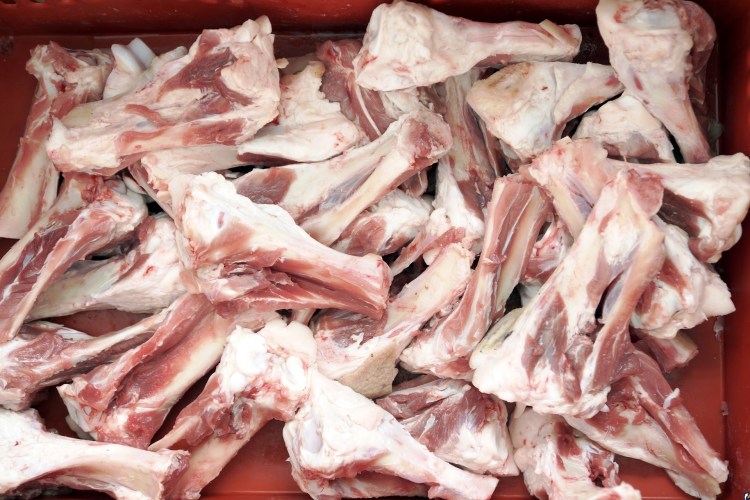 Куриная кость обглоданная