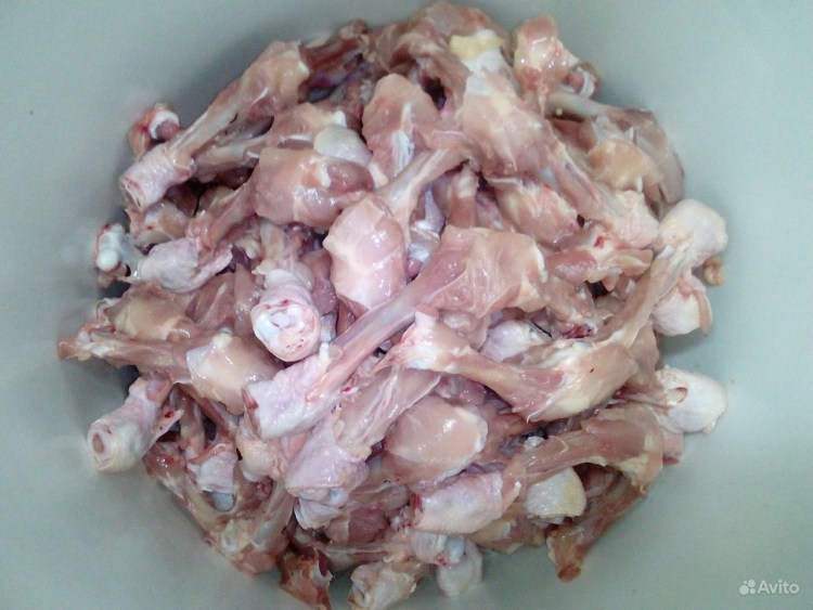 Куриные кости на белом фоне