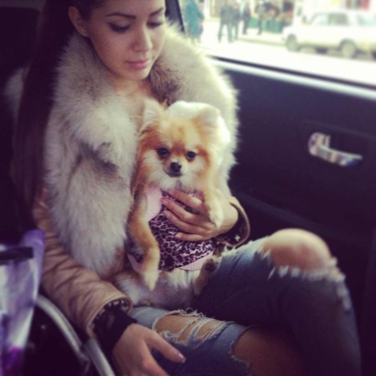 Зои Дойч с доберманом