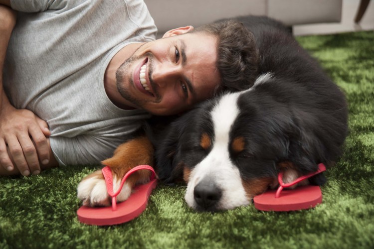 Красивый мужчина с собакой