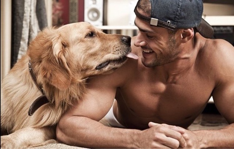 Мыжчинаобнимает собаку