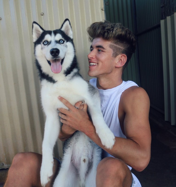 Парень с хаски