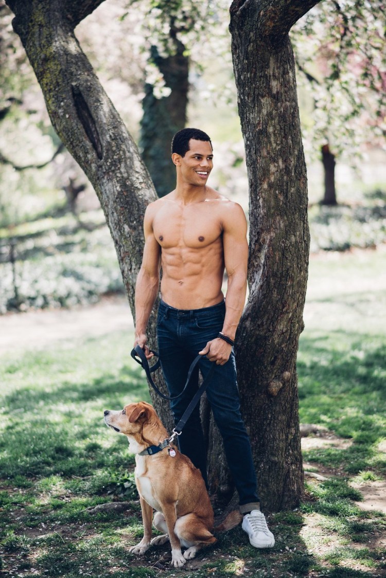 Красивый парень с собакой