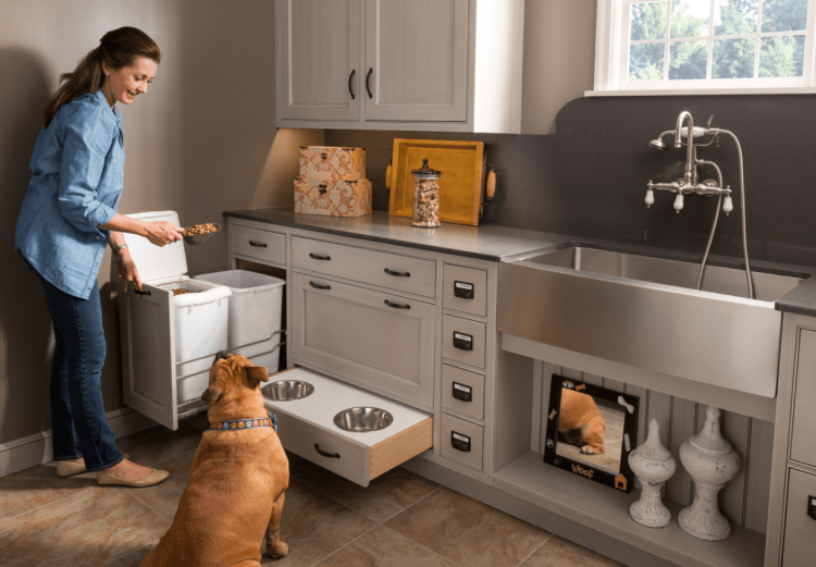 Миски для животных на кухне