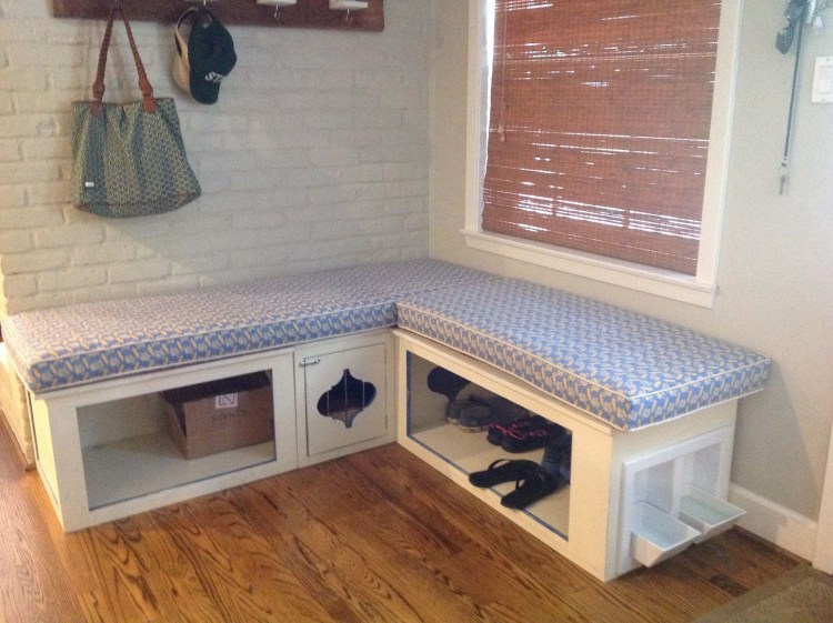 Встроенные в кухню миски для собак