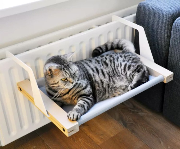 Лежанка для кошки на батарею