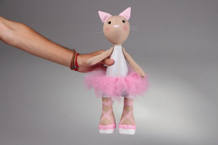 Игрушка кошка балерина
