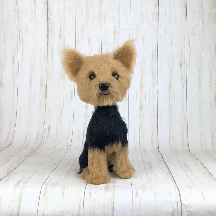 Йоркширский терьер вязаный из плюшевой пряжи