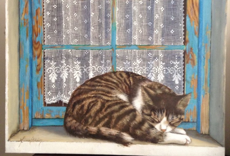 Полосатая кошка у окошка