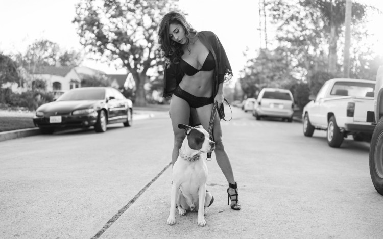 Девушка на поводке