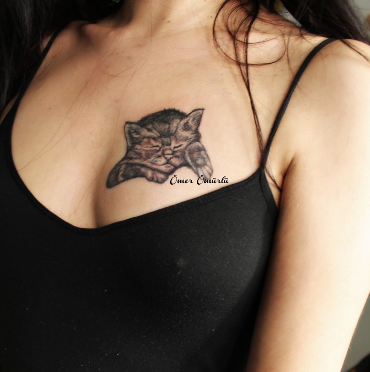 Тату кот на груди