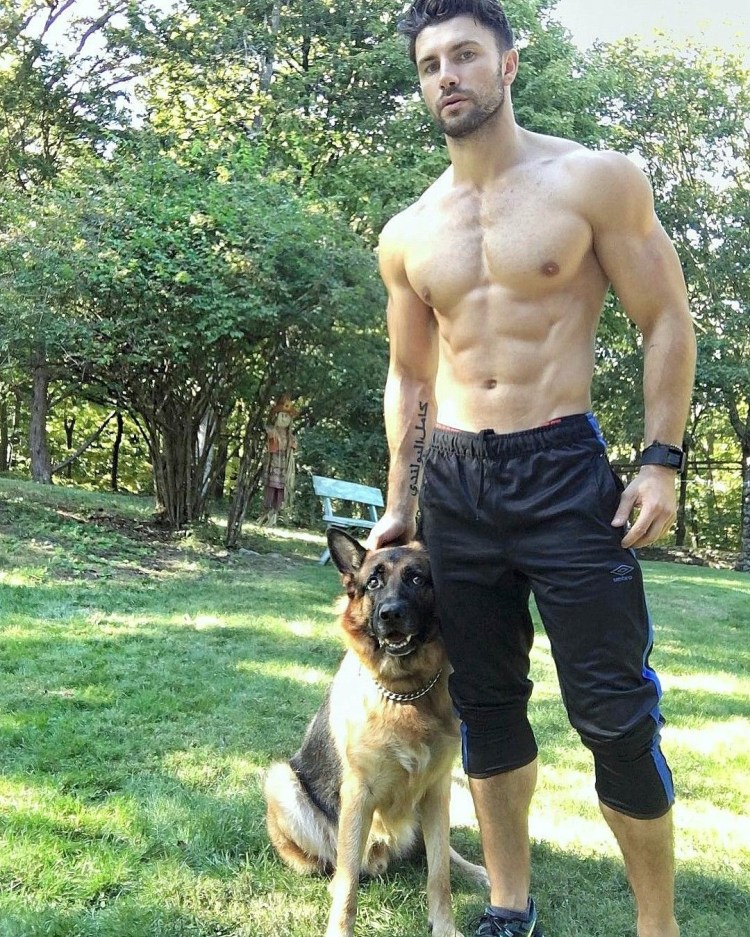 Красивый парень с собакой