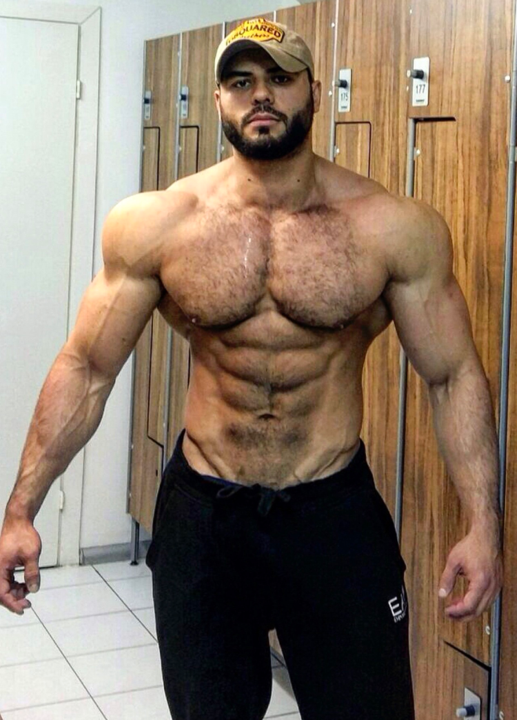 Накаченный кавказец