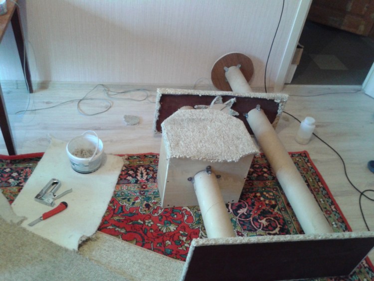 Обшивка ковролином кошачьего домика