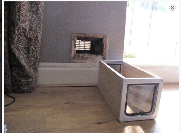 Дверца для кошек в стену