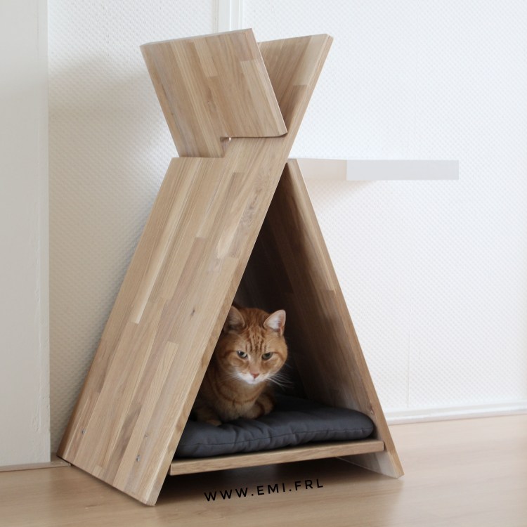 Деревянный домик для кошки