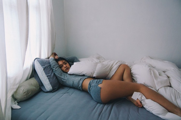 Лежит на кровати