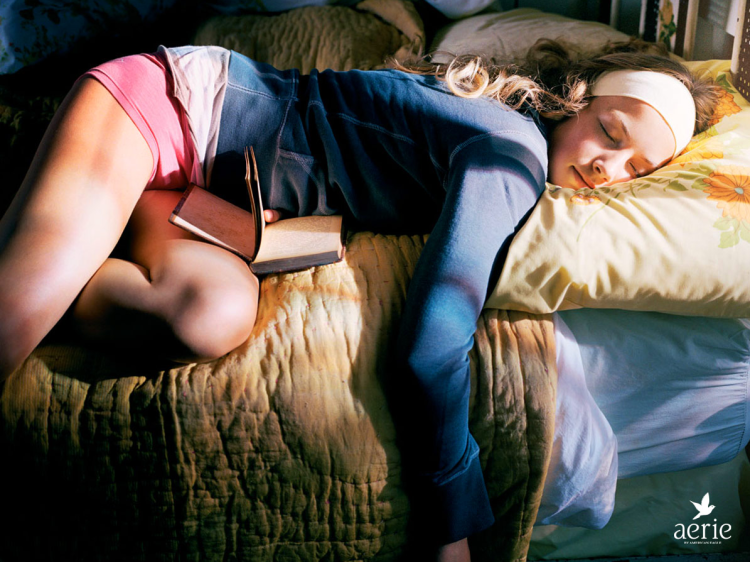 Девочка подросток спит