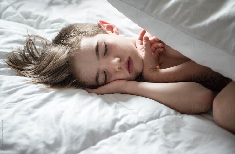 Девочка спит